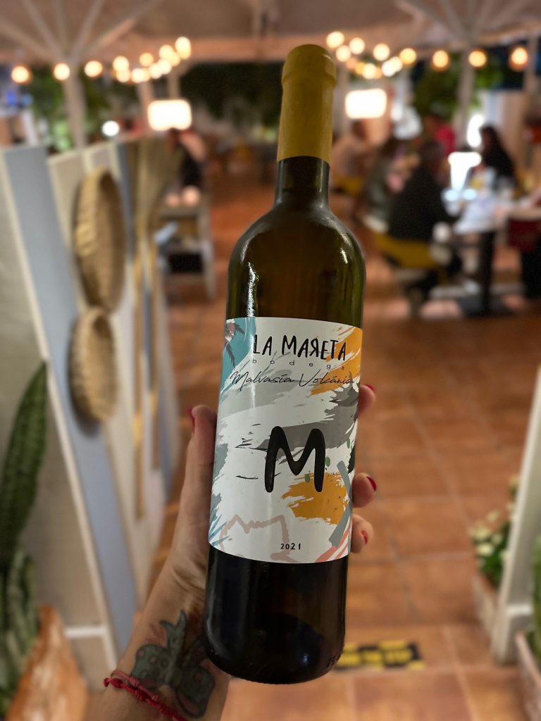 fotografía de botella la mareta de vino blanco Restaurante Calmachicha