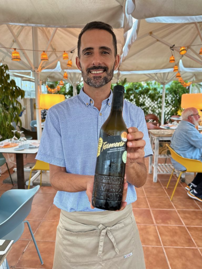 imagen terraza y vinos en mas palomas